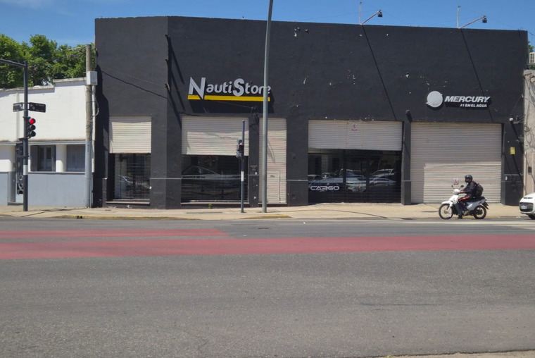 AV. ALBERDI ESQUINA AVELLANEDA. 400 m2. Local tipo galpón. 8 mts altura y 20 mts frente.