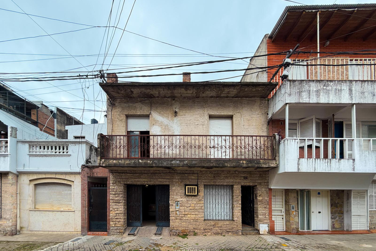 Casa a remodelar de 2 dormitorios con cochera en la zona de la Terminal