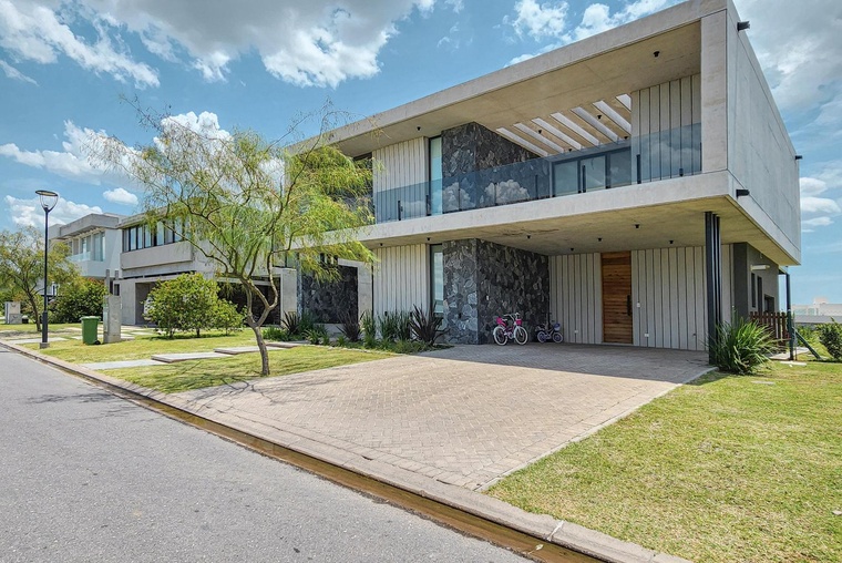 Casa de 3 dormitorios con pileta y losa radiante en Country Vida