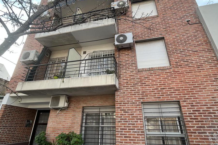 AMPLIO. PICHINCHA. Ricchieri 400. Escalera. Balcón. Externo. 45 m2.