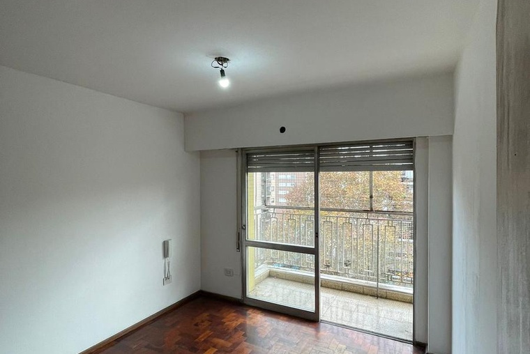 Departamento de 3 dormitorios con Cochera. Bv. Oroño 1100.