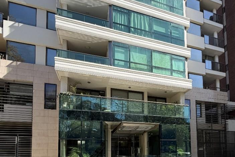 BV. OROÑO 328. Semipiso externo. Balcón. Living comedor. Suite. Vestidor. Cochera. Amenities.