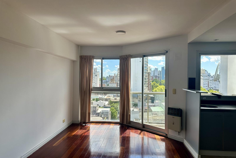 AMPLIO. Bv. OROÑO 400. EXCELENTE. Balcón. Contrafrente. Cocina semintegrada. Lavadero. Amenities.