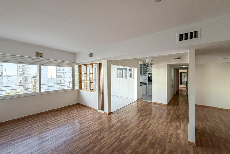 Departamento de 3 dormitorios con cochera y vista parcial al río