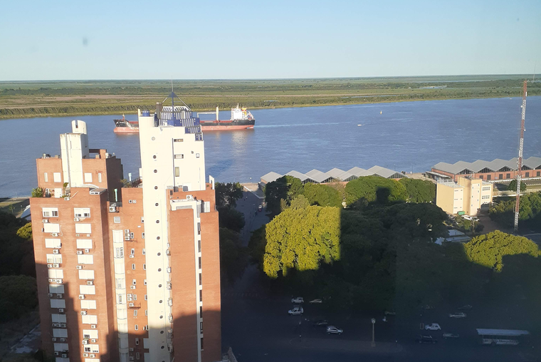 AMPLIO DEPARTAMENTO FRENTE A RIO URQUIZA Y SARGENTO CABRAL