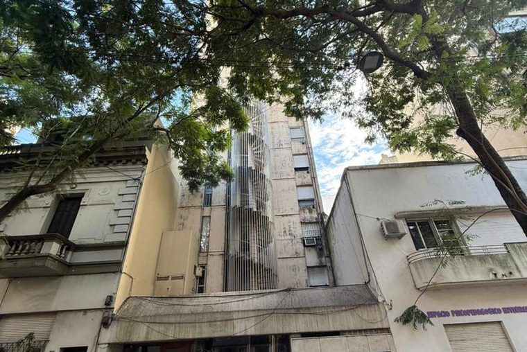 AMPLIO. PISO EXCLUSIVO. Salta 1338. Excelente ubicación. Contrafrente. Balcón. Living comedor.