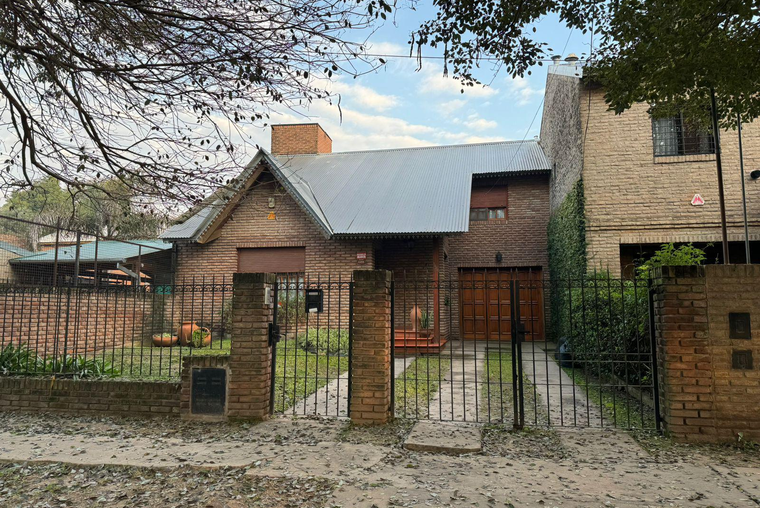 CASA VENTA 3 DORMITORIOS JARDIN PISCINA FUNES SANTA FE