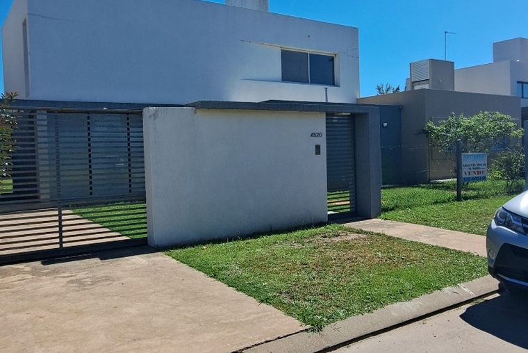 FUNES. Barrio abierto Cantegril. Impecable. Terreno 600m2. 2 plantas. 180m2. Jardín. Pileta. Cochera