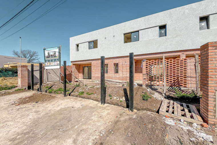 Casa en PH de 3 dormitorios con parrilla, jardín y cocheras en Tierra Nueva, Fisherton