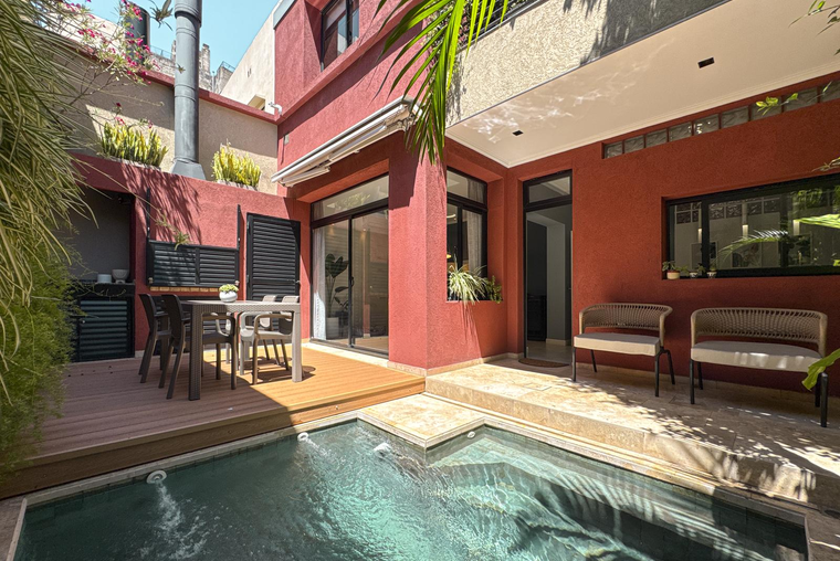 Casa de 4 dormitorios de pasillo con pileta y parrillero