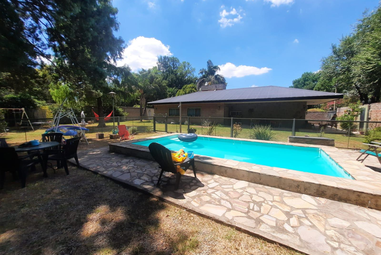 Casa en venta 2 dormitorios Funes - Hermoso parque, pileta