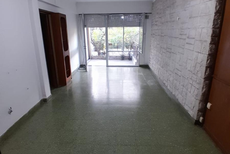 Colón 1219, Barrio Martin. 1er P Escalera. Piso Exclusivo. Balcón frente. Placares. Patios. Parrilla