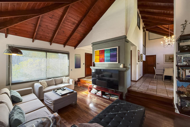 Casa de 4 dormitorios más altillo y dependencia en Country Carlos Pellegrini