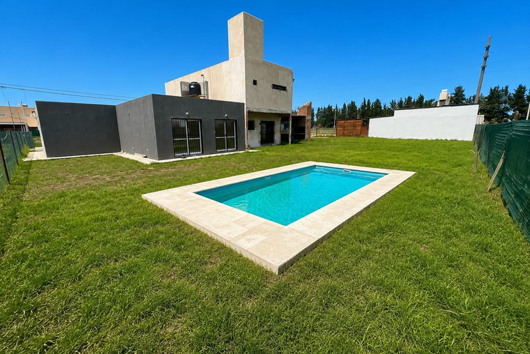 CASA DE 1 DORMITORIOS VENTA JARDIN CON PISCINA ROLDAN ROSARIO