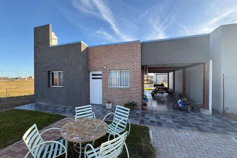CASA DE 1 DORMITORIO VENTA PILETA Y JARDIN PIÑERO 
