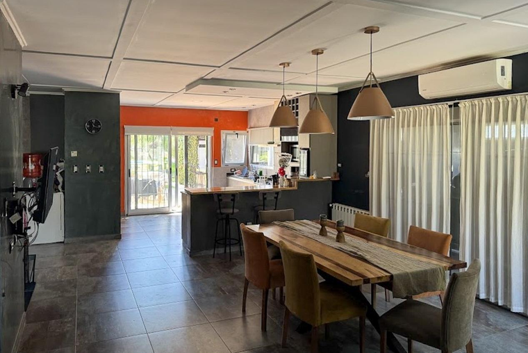 CASA DE 3 DORMITORIOS VENTA PISCINA Y JARDIN ALDAO