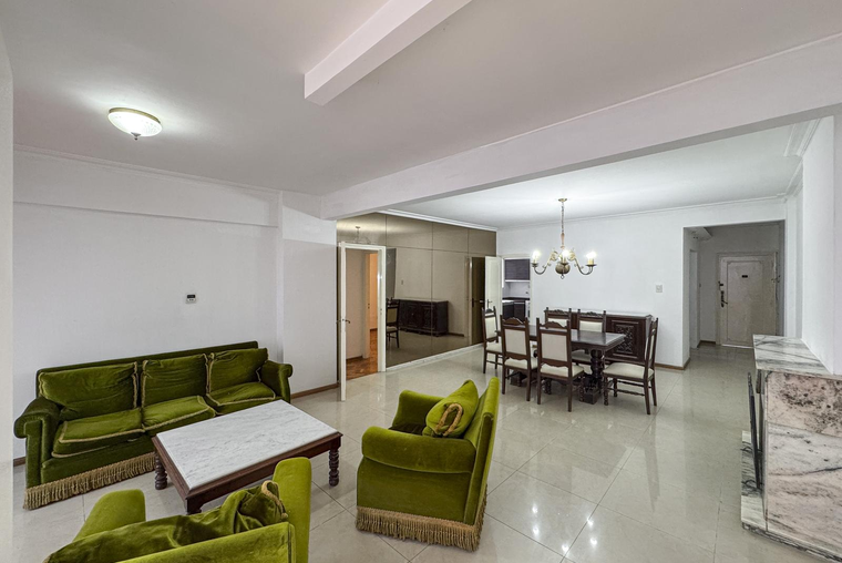 Departamento de 2/3 dormitorios con 2 patios y cochera en zona Parque España