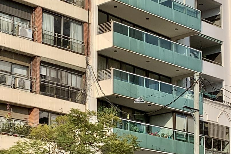 AMPLIO. BARRIO MARTIN. SAN LUIS 400. Piso exclusivo. Gran balcón terraza. Patio y Quincho exclusivo.