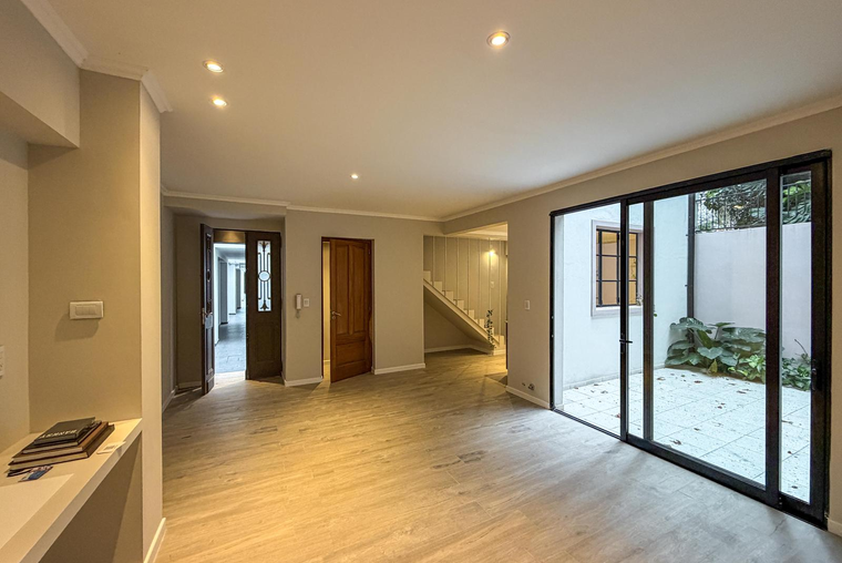 Casa de pasillo de 2 dormitorios a estrenar con patio y terraza