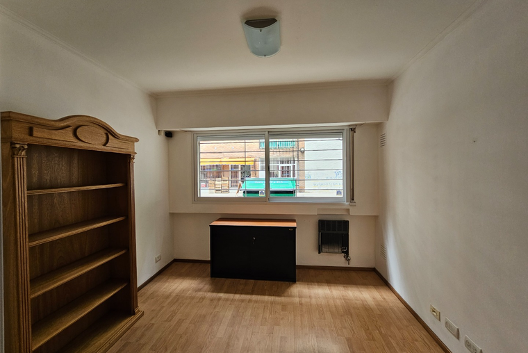 ATENCION PLANTA BAJA. Externo. Guemes - Moreno. Dividido. Cocina separada. Luminoso y ventilado.