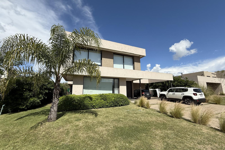 CASA PREMIUM DE CINCO DORMITORIOS VENTA BARRIO CERRADO ROLDAN 