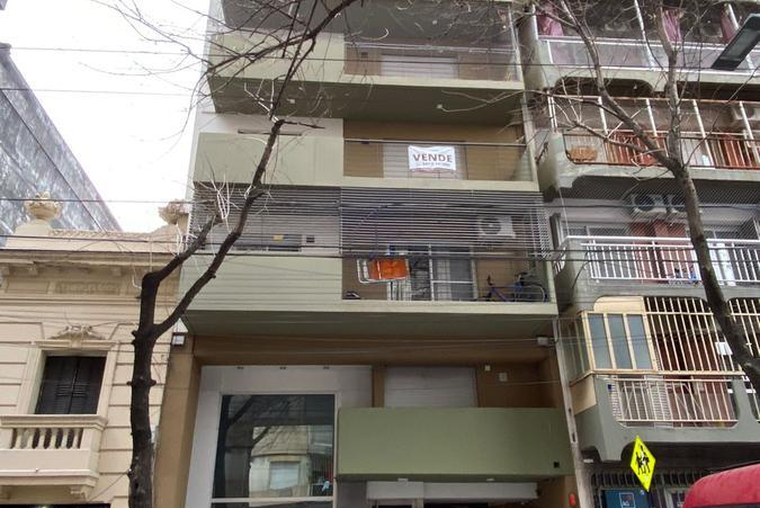 Alem 1300. Contrafrente. Living comedor. Cocina con amoblamiento. Placard.