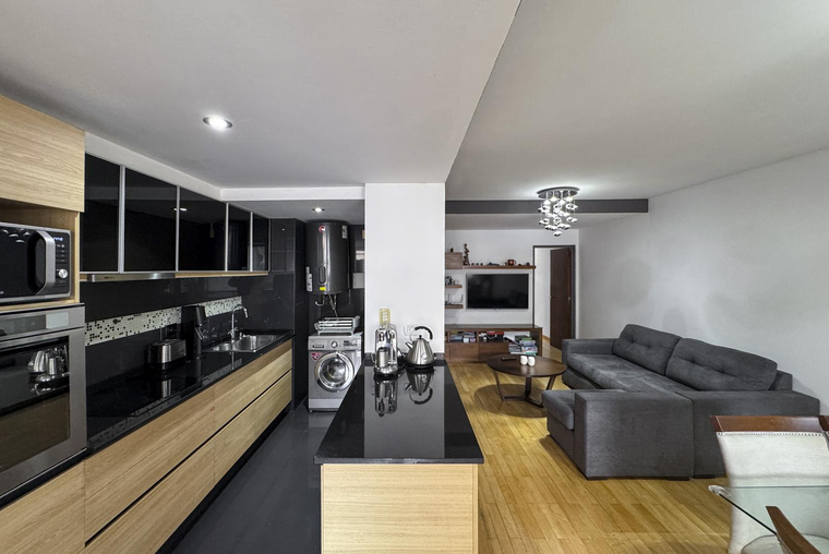 Departamento de 2 dormitorios con 2 baños, 2 balcones y cochera