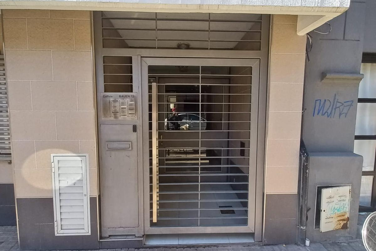 Juan Manuel de Rosas 1500. Externo. Balcón. Amplio living comedor. 2 baños. Lavadero independiente.