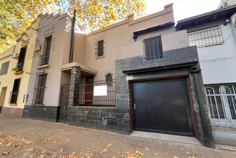 Casa de 4 dormitorios con parrillero y piscina en barrio Azcuenaga