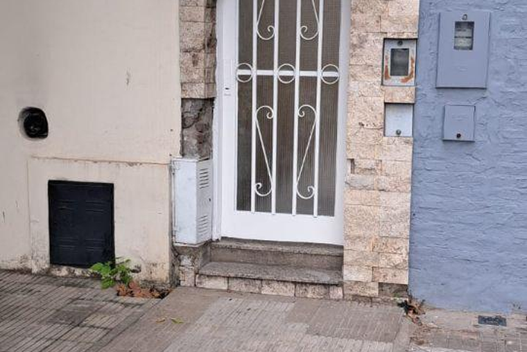 Echesortu, (Zeballos 4200). Interna única, no PH. 2 dormitorios. 2 Patios. Luminosa. Espacio aéreo.