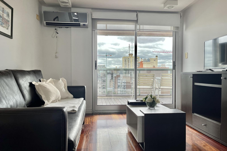 AMPLIO. Bv. Oroño 480. Externo. Balcón. Pileta. Quincho. Seguridad. Amoblado. Excelente.