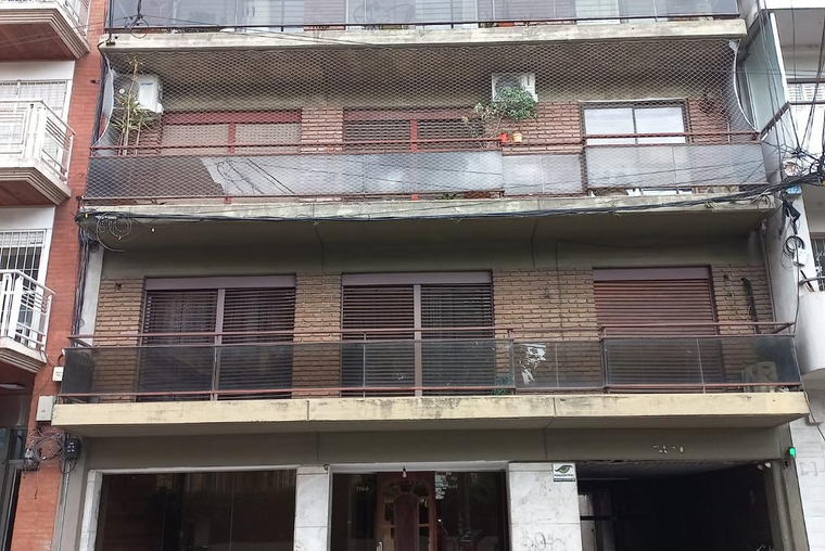 Corrientes 1166. Piso exclusivo. 3 dormitorios. Cochera. Suite. Ambiente comodín. Cuatrimestral IPC