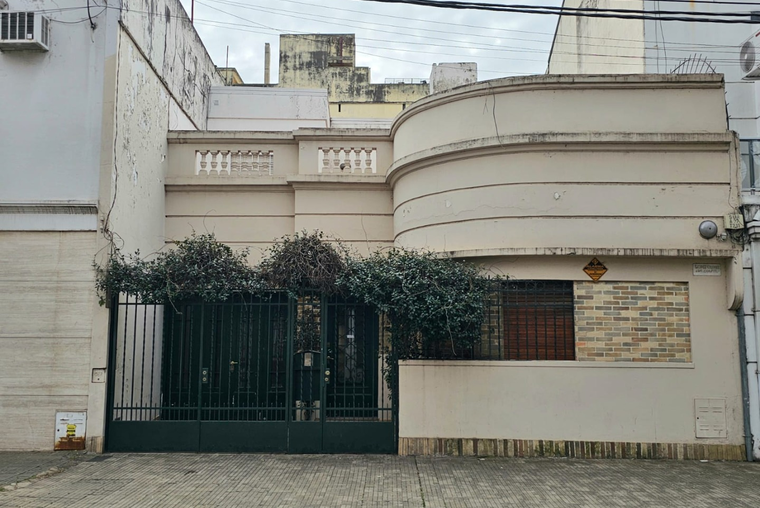 ATENCION AMPLIO JARDIN. Moderna. Cochera. Living comedor. Cocina comedor. Ocampo - Moreno.
