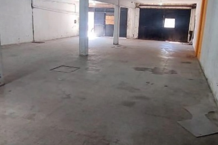 MORENO 5800. 630 m2. Salón 2 plantas y galpón doble ingreso. (3415056148).