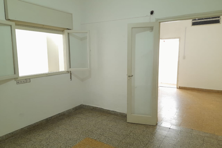 Dueño: al frente, amplia, cocina comdor, lavadero, patio