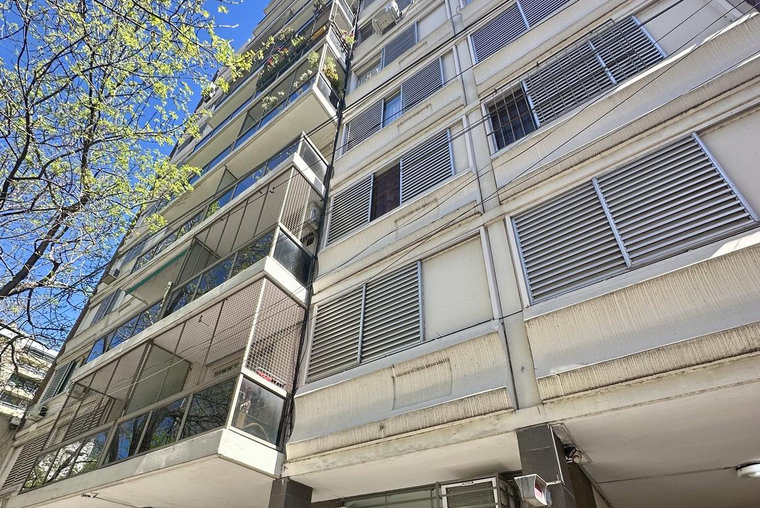 AMPLIO. ESPAÑA 500. Balcón. Externo. Muy buen estado.