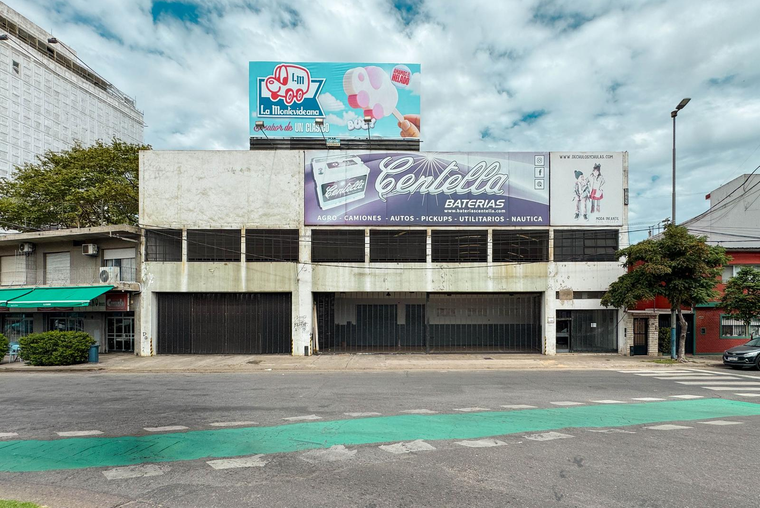 Mega local en el cruce Alberdi con 1340m² en alquiler