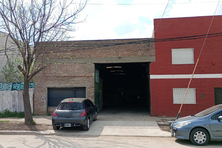 ROULLION 2300. 339 m2. A 2 cuadras de 27 de Febrero. Muy buen galpón -  depósito. Baño. Oficina.