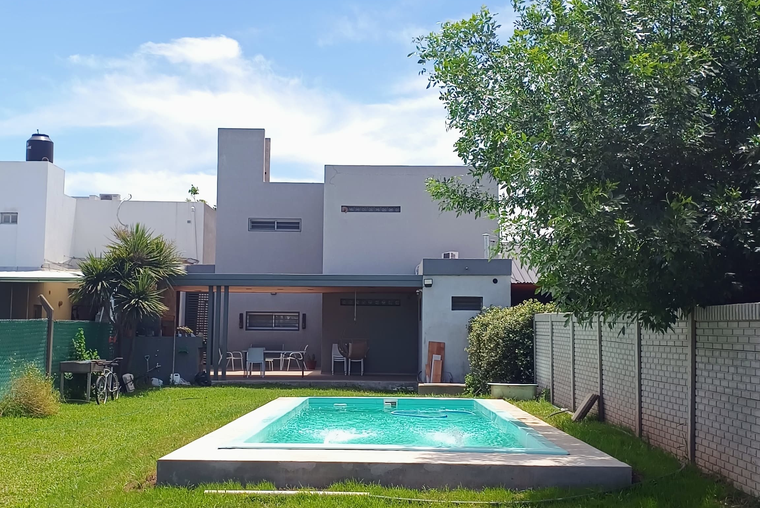 Casa en Venta en Zona Céntrica Pueblo Esther. 3 Dorm.. Piscina. 155 m²
