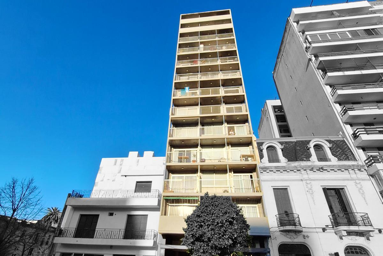 Avda. Francia 700. Externo. Balcón corrido. Baño complete. Terraza con parrillero.