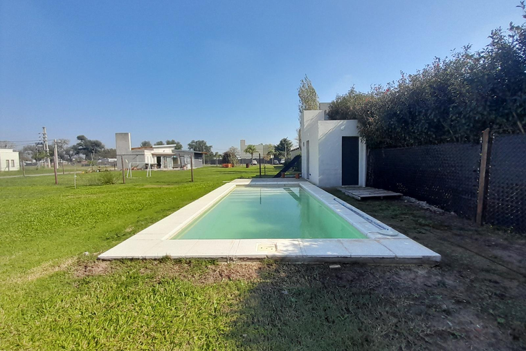Venta en Funes Lote con Pileta Baño y Mejoras