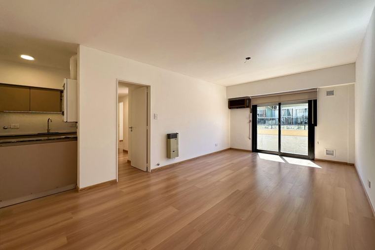 Departamento de 3 dormitorios con balcón en zona río