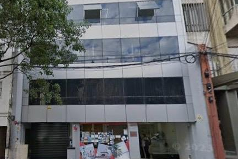 Santa Fe 1766. Local. 50 m2. Vidriera. Baño. Kitchenette. Alto tránsito. 24 meses. Ajuste IPC trimes