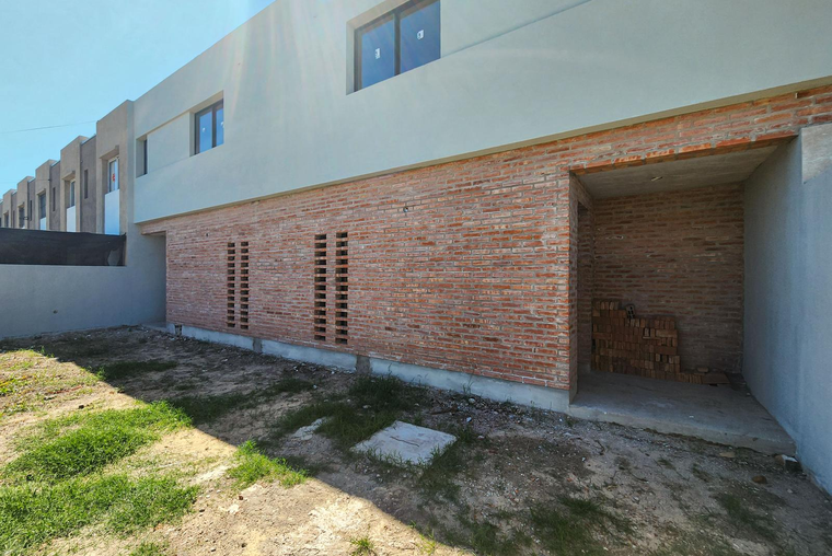 Casa en PH de 3 dormitorios con 2 cocheras, jardín y parrilla en Tierra Nueva