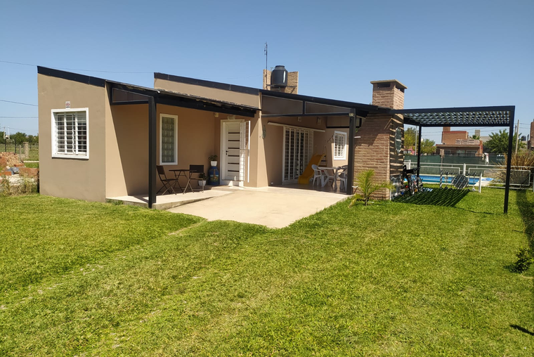 Casa en Alquiler Punta Chacra Roldán con Pileta