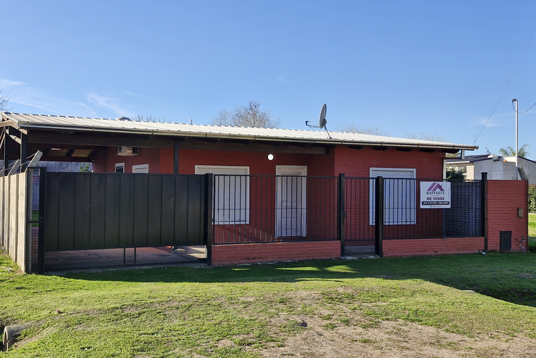 CASA CON TERRENO Y PILETA