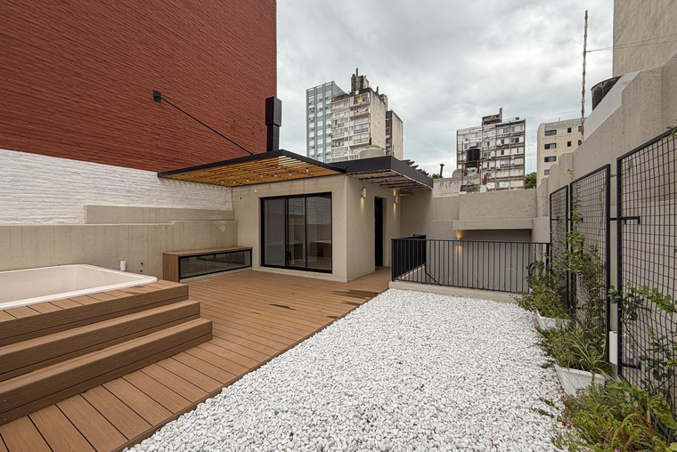 Casa de diseño con 2 dormitorios, quincho, solarium y pileta en zona río