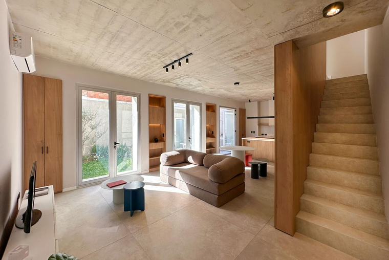 Casa de pasillo a estrenar con 3 dormitorios y gran jardín