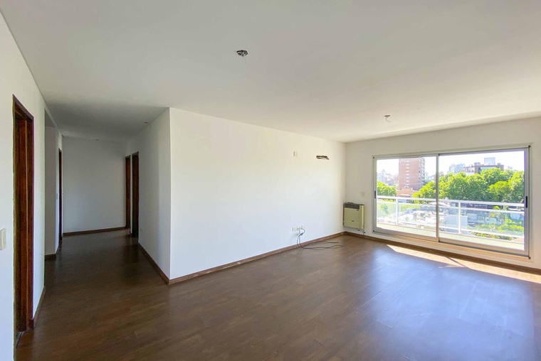 Departamento de 2 dormitorios con cochera y cocina separada