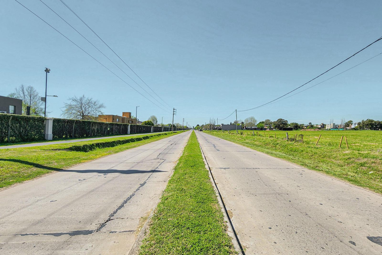 Terreno de 692m² en barrio abierto residencial planificado frente a Funes Hills